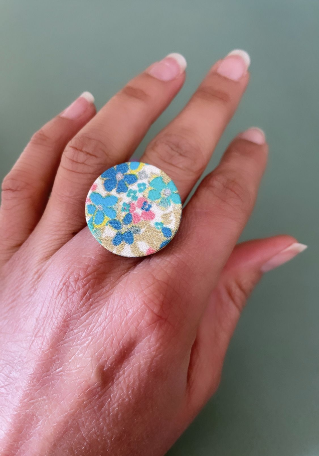 Bague réglable avec cercle de carton tapissé de tissu imprimé fleuri, collection « pâquerette vintage » - tons blanc, rose, bleu, vert et doré.