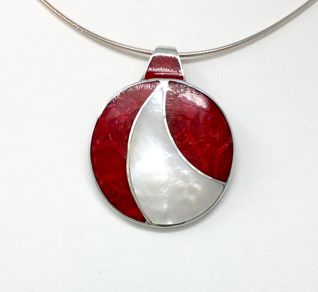 PENDENTIF ROND DE CORAIL ET NACRE BLANCHE - ARGENT MASSIF - 3398