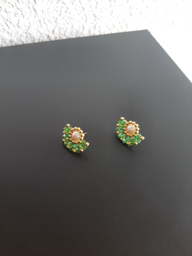 Boucles d&#039;oreille demi lune vert doré en perle  cristal 		