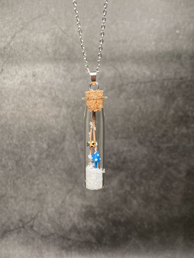 Pendentif long givré amanite bleu et coccinelle