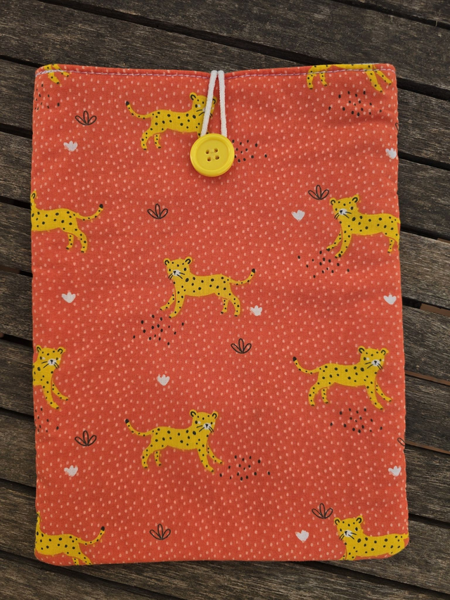 Funda de libro acolchada de leopardos amarillos, fondo naranja