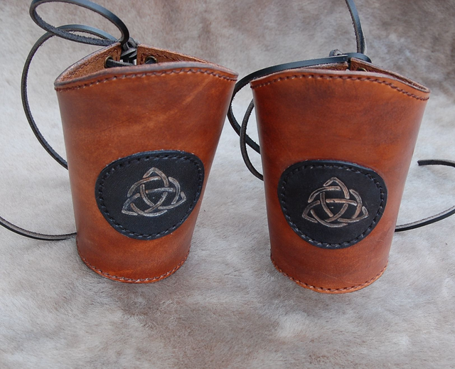 Paire de manchettes ou canons d&#039;avant bras triquetra argenté