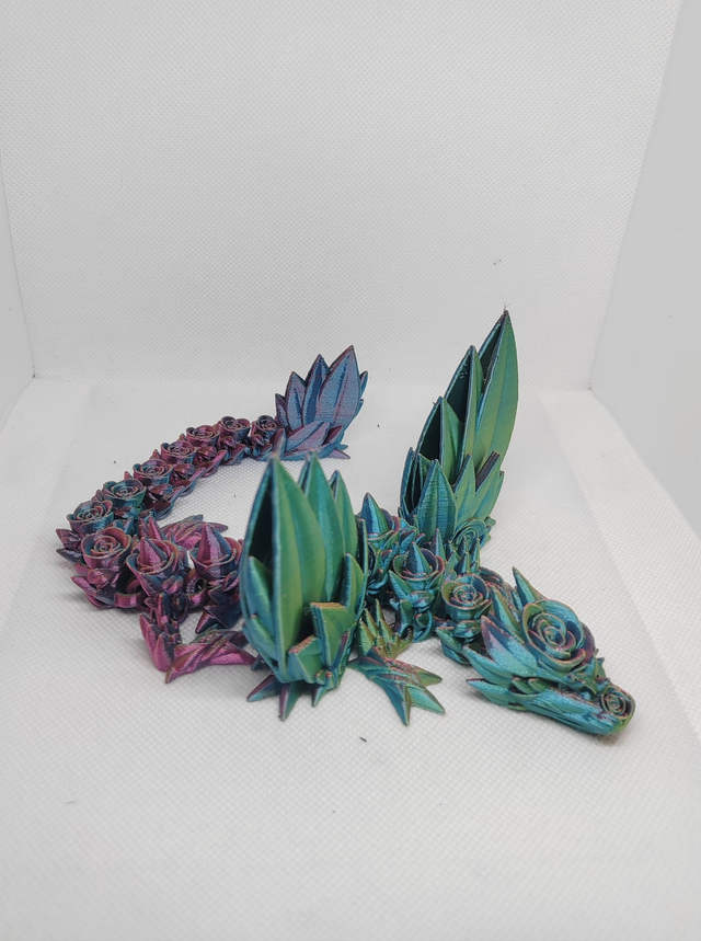 Dragon roses avec ailes 