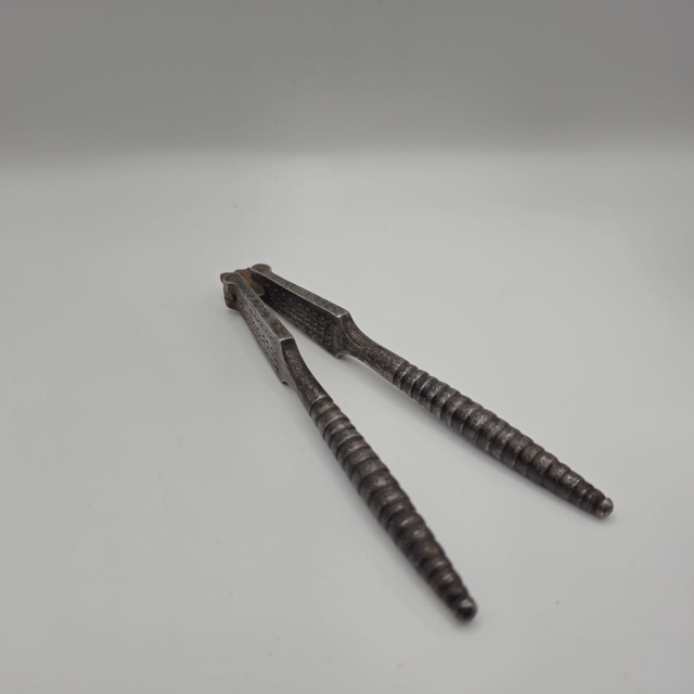 Casse noix métal ancien