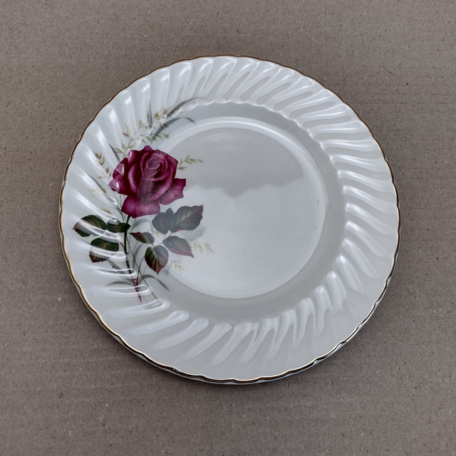 Ridgway Ironstone | Gebakschotel, Gebaksbordje (diameter 16,5 | hoogte 1,5 cm) Rond geschulpt ‘Anniversary Rose’ decor | Vintage