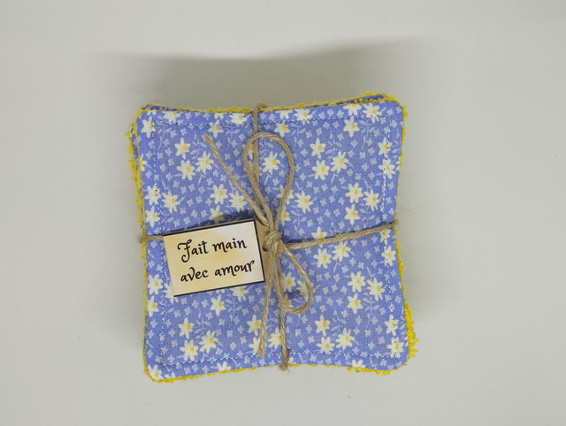 Bleu claire avec fleur blanche