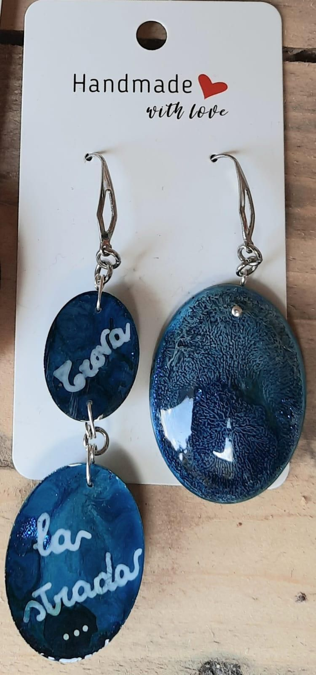 Orecchini in resina con scritta personalizzata