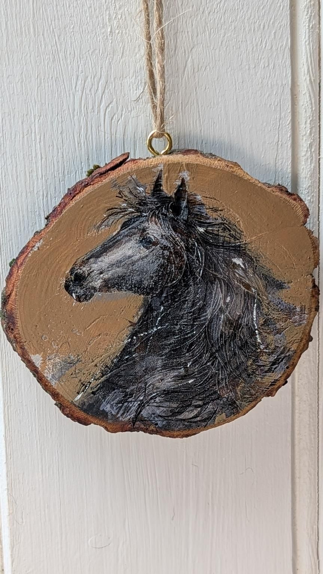 Horse with flowing mane - Log Slice