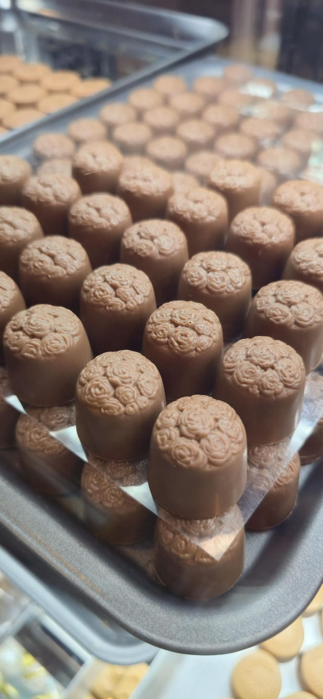 Milk chocolate bonbon with freeze dried raspberrie and vanila ganache 