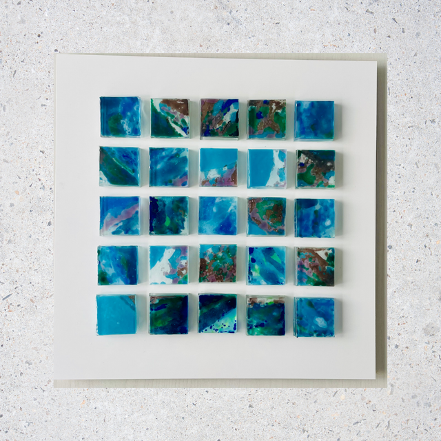 Broken Planet - Gefragmenteerde Schildering op verhoogd glas - op wit aluminium 35x35