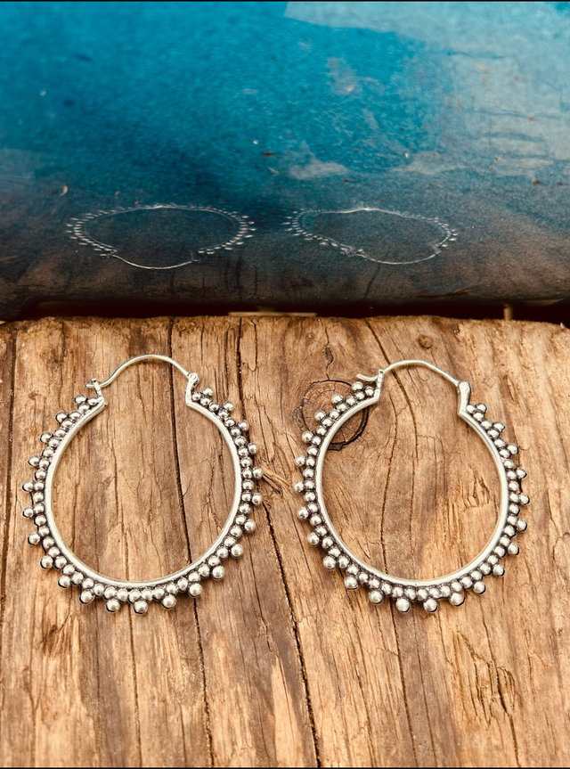 GRANDS ANNEAUX ARGENTÉS AJOURÉS