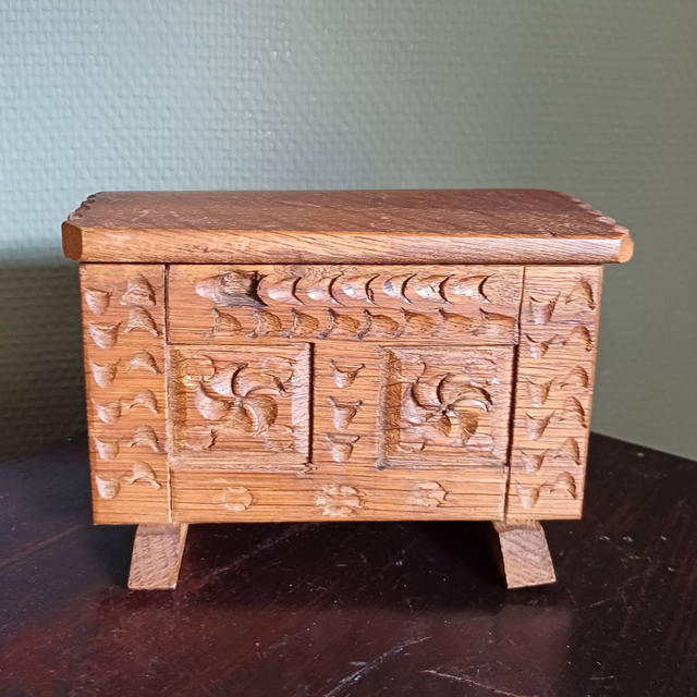 Made in Holland | Houten kistje Scharnierdeksel Handgemaakt Volkskunst Houtsnijwerk (afmetingen 15,9 x 10,5 x 9,5 cm) Bruine kleur | Vintage