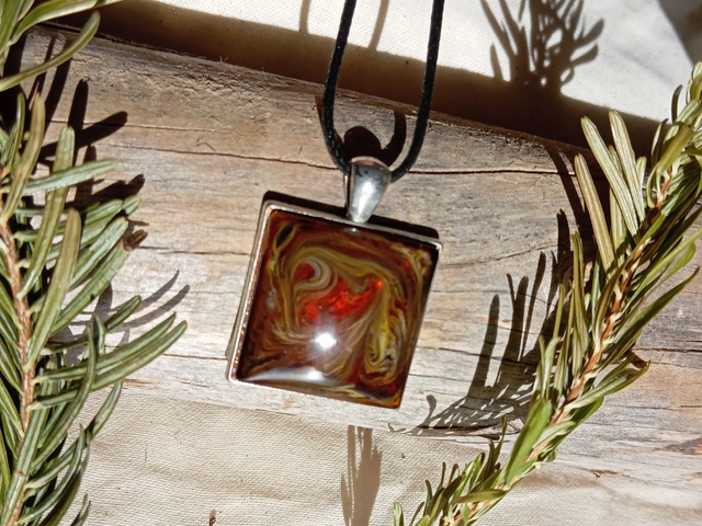 Collier carré en résine marron – Élégance naturelle et touche artisanale