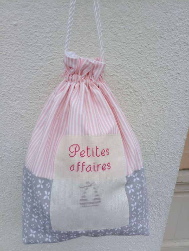 Pochon sac à lingerie fait et brodé main "PETITES AFFAIRES" féminin doublé