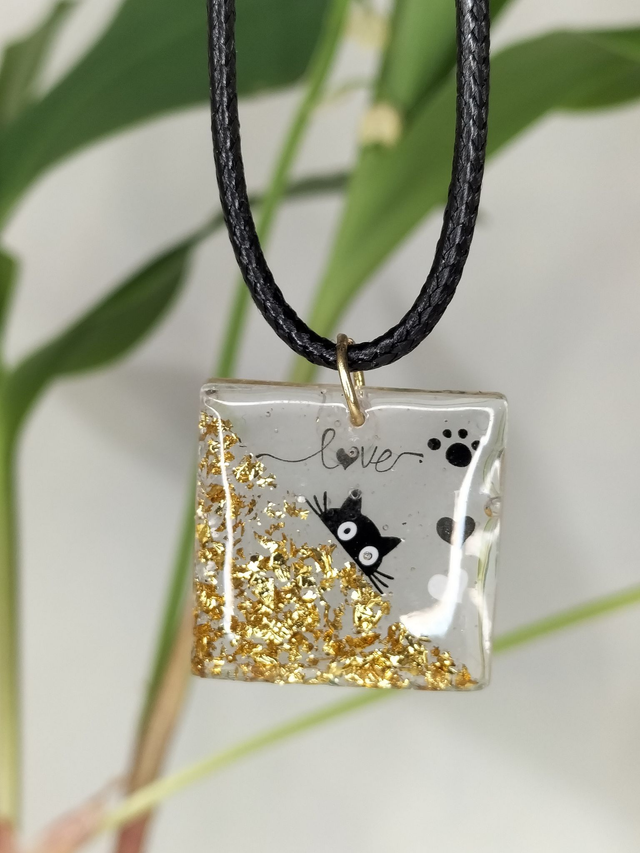 Pendentif carré chat noir et or