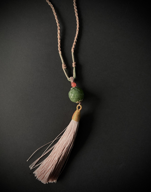 Collier avec pendentif en jade vert de Hetian, motif “boule brodée"
