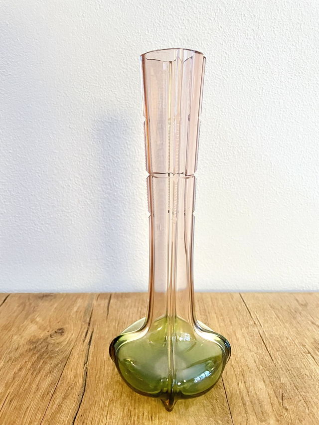 Vase en verre bicolore rose et vert. 