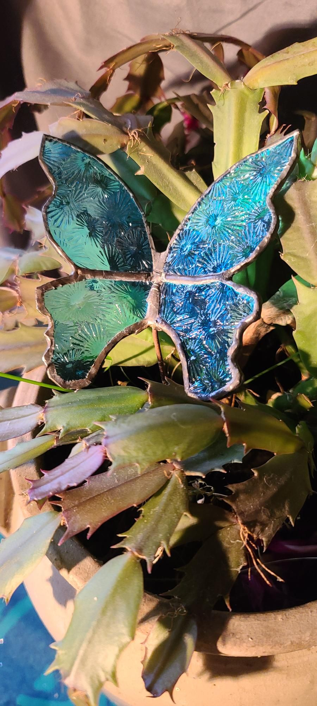 Papillon en Tiffany en verre bleu turquoise transparent, foncé et texturé 