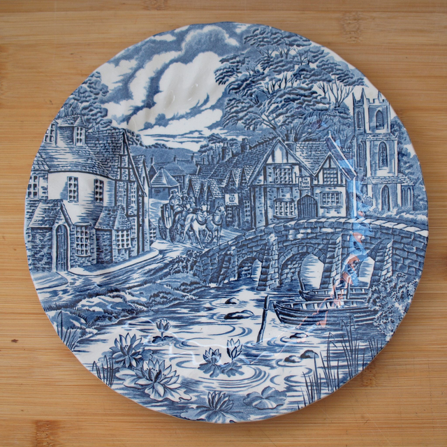 Alfred Meakin | Dinerbord (diameter 25 cm | hoogte 2 cm) met &#039;The Post House&#039; motief in blauwe kleur | Vintage