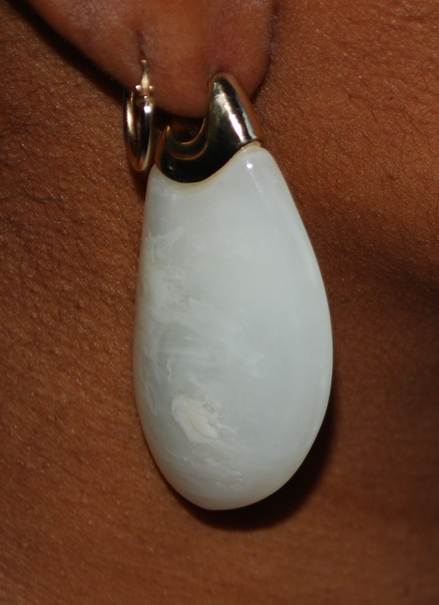 Boucles d&#039;oreille en résine blanche