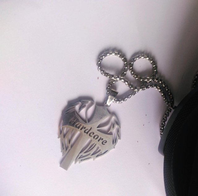 Collier croix religieuse Hardcore aux ailes 