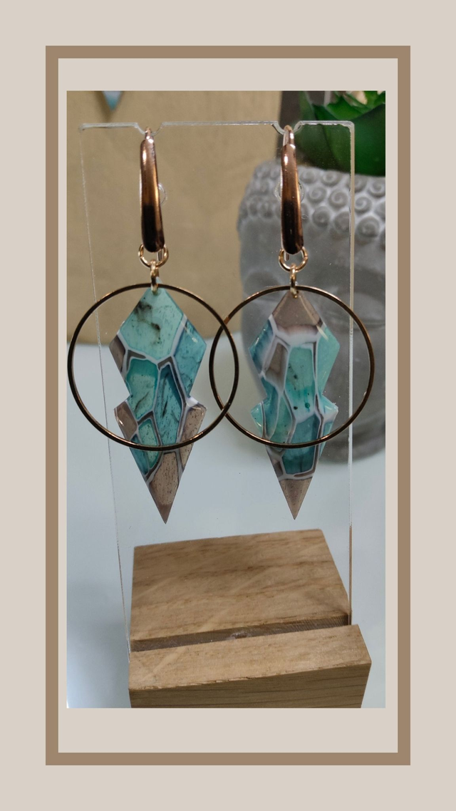 Boucles d&#039;oreilles fausse ammonite fossil bleue forme flèche 