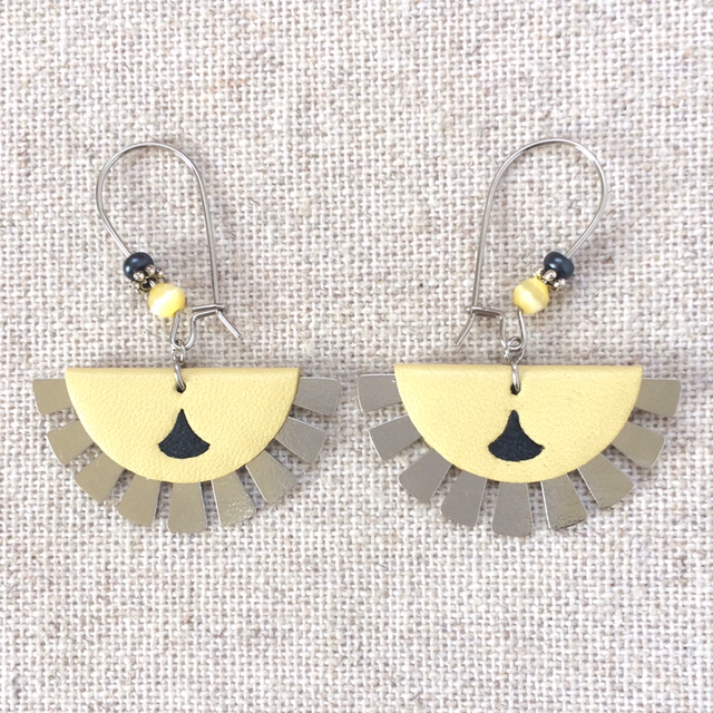 Boucles d’oreilles « Let the sun shine » argentées, cuir jaune pâle et bleu gris foncé 