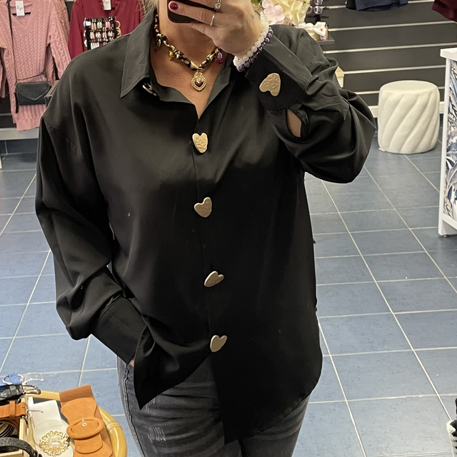 Chemise noire bouton cœur doré