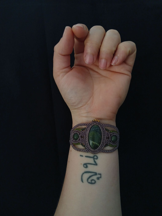 Gardienne de la Terre – Serpentine &amp; Jade