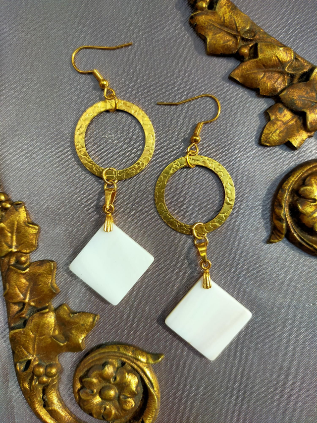 Boucles d&#039;oreilles en nacre blanche. 