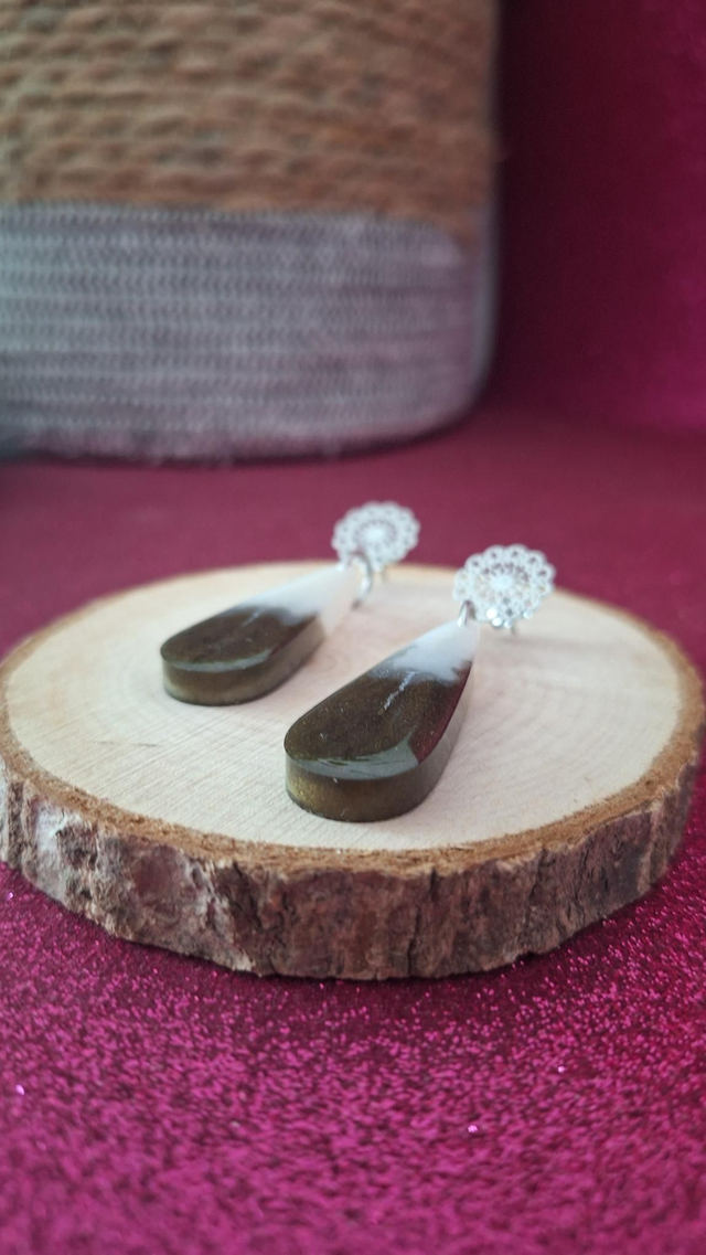 Boucles d&#039;oreilles argentées gouttes longues kaki blanc