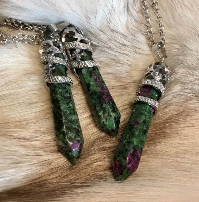 Iso Rubiini-zoisiitti riipus