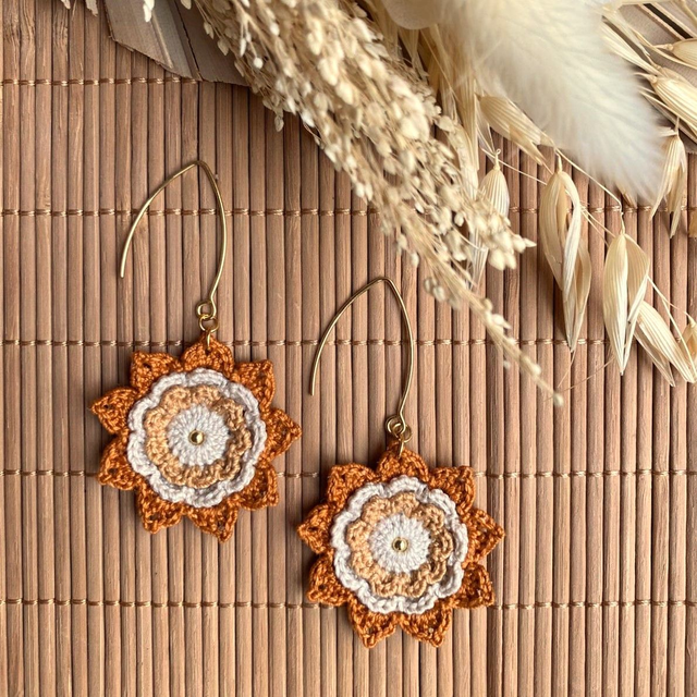 Boucles d’oreilles fleurs Corolles ~ L ~ Ocre / Lin