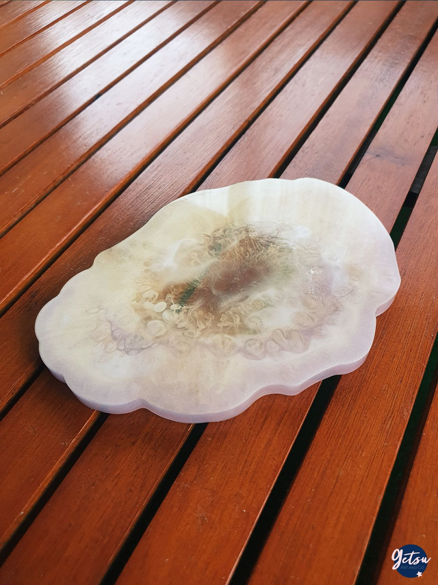 Sous-verre en résine inspiration tranche d&#039;agate, blanc-violet et ovale