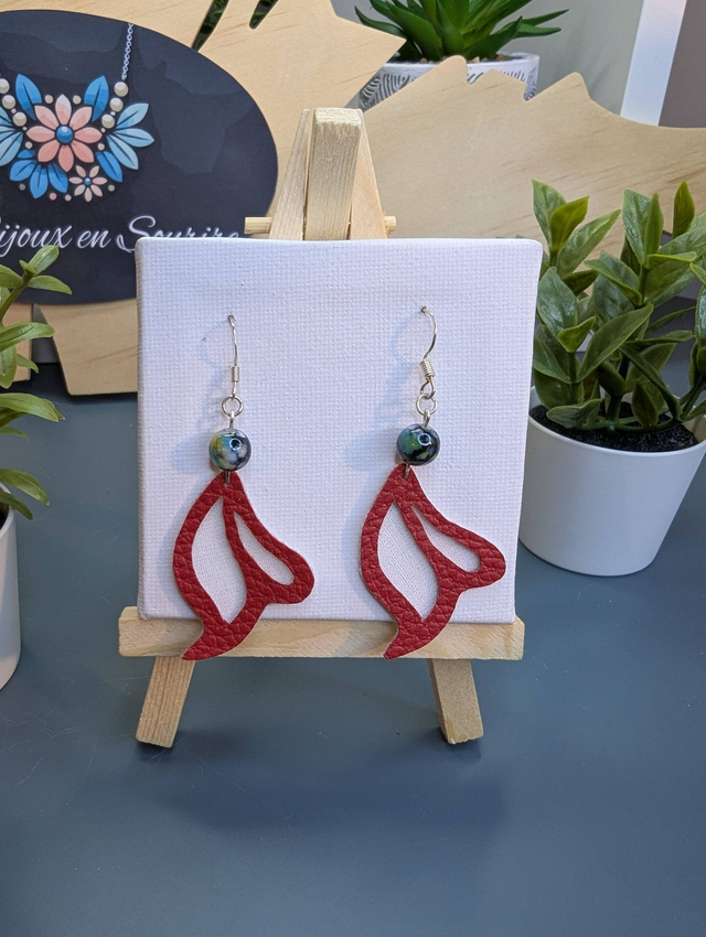 Boucles d'oreilles ailes de papillon rouge en similicuir. 