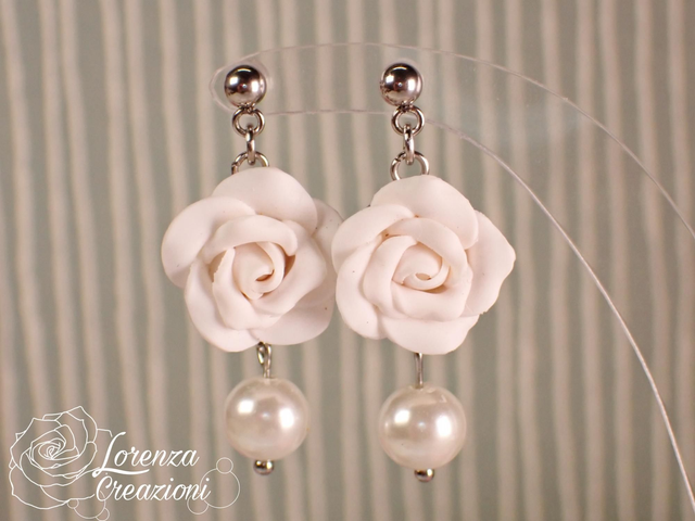 Orecchini pendenti rose bianche con perla