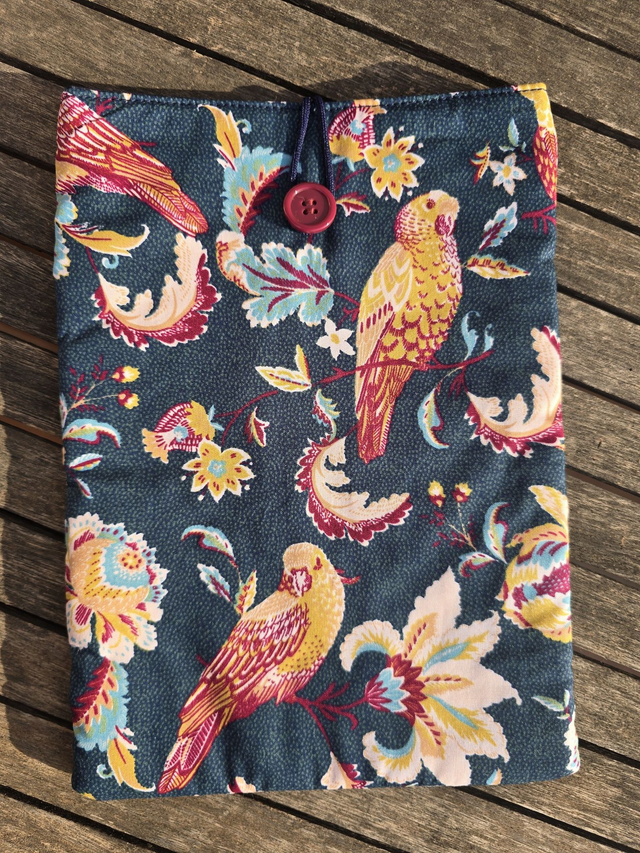 Funda de libro loros fondo azul oscuro