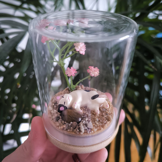 Ami protecteur - Chat couché tricolore (oeil de tigre)