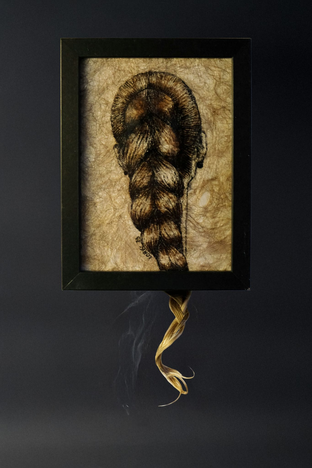 La jeune fille à la tresse en queue de poisson