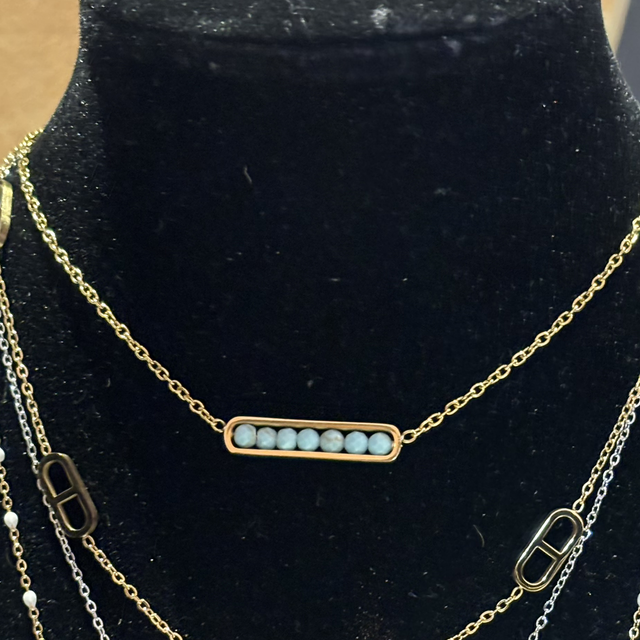 Collier acier plaqué or en perles de turquoise 