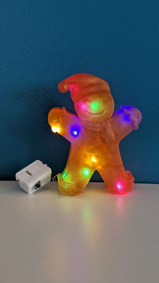 🩵 Veilleuse Bonhomme de Pain d’Épice – Magie de Noël Personnalisable 🩵