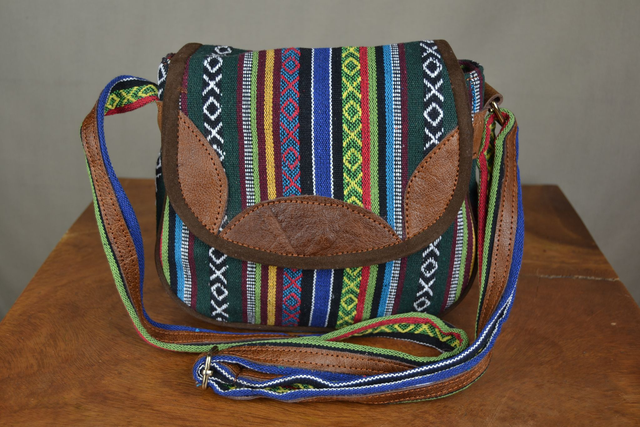 Sac en bandoulière coton et cuir.