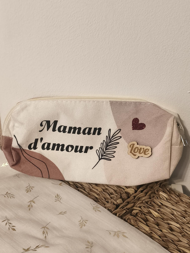 Trousse “Maman d’amour” avec pin’s Love – Cadeau plein de tendresse