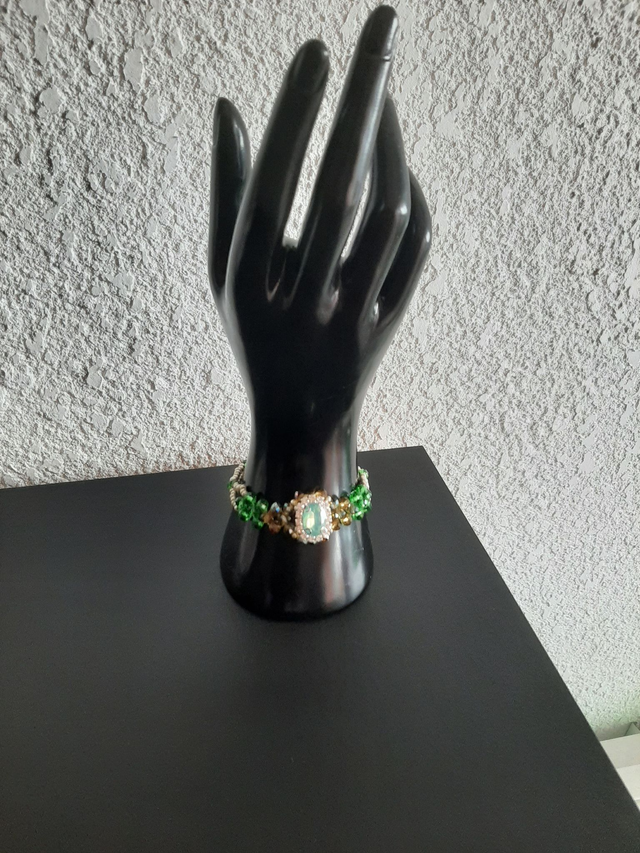 bracelet inoxydable en perle  cristal , vert  cadran strass imite émeraude clair , fermoir OT silver		