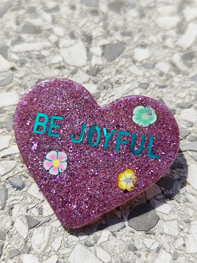 Broche cœur à paillettes - message : BE JOYFUL