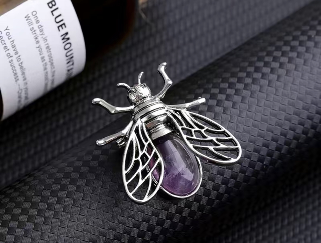 Bee brooch