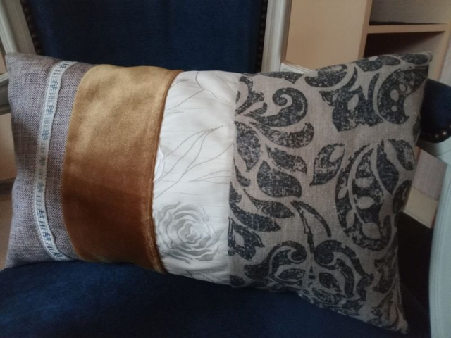 Housse de coussin long fait main harmonie jaune or et gris/beige 50X30