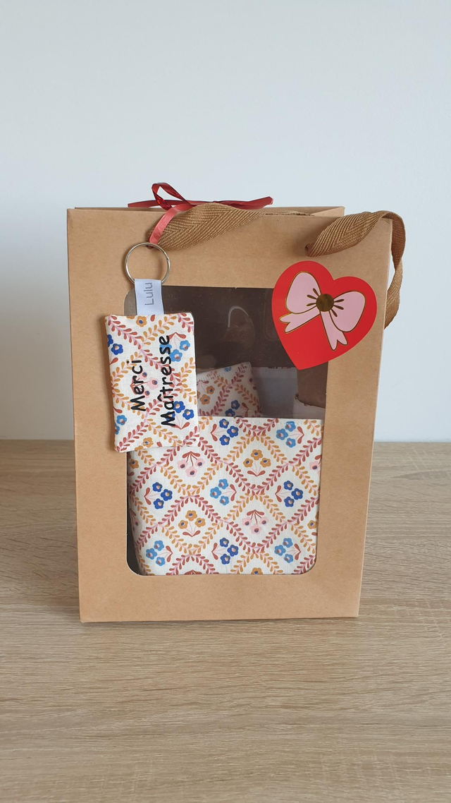 Coffret: panier +4 serviettes visage + porte clés Merci Maîtresse (vintage)