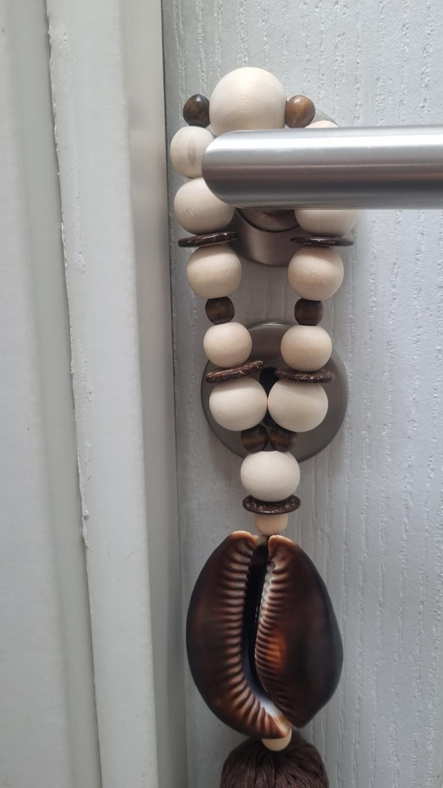 Embrasse coquillage mauritiana pompon marron