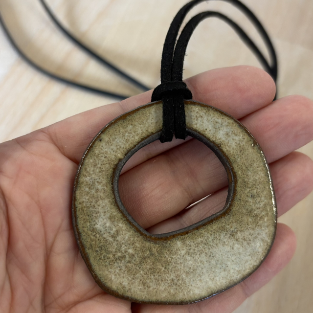 Collana ciondolo cerchio asimmetrico